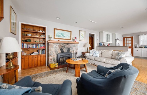 Lake Township House | Crystal Lake Serenity
