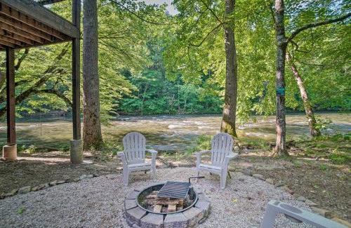Townsend House | Crystal River Cabin with Scenic View and Fire Pit