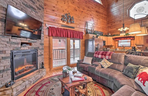 Sevierville Cabin | 'Cubbie’s Cabin' w/Hot Tub ~ 7 Mi to Dollywood!