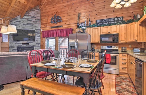 Sevierville Cabin | 'Cubbie’s Cabin' w/Hot Tub ~ 7 Mi to Dollywood!