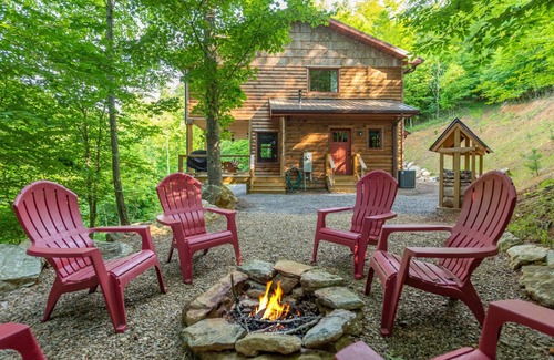 Mars Hill Cabin | Cubs Den Cabin Deck, Fire Pit and Year round Mountain Views!