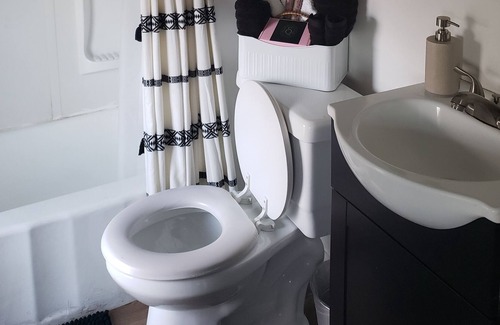 Downtown Buffalo House | Cuddle up stay is home away from home 20 min to Niagara Falls