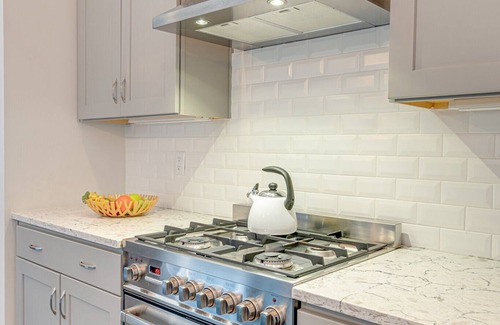 Edgehill Cottage | Cultured Coach - Mins to Broadway - Private Rooftop