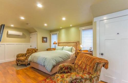 River West House | Cumberland Bungalow walking distance to downtown