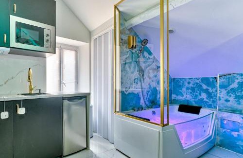 Montgeron Apartment | Cupidon Room