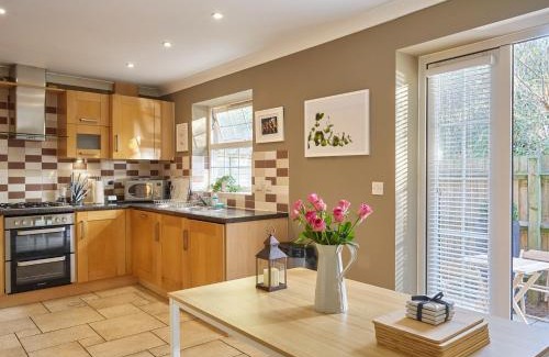 Cheltenham House | Curb Properties - Gorgeous 3 Bedroom House Close To Town Centre