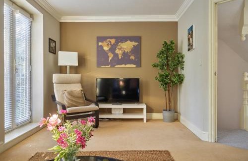 Cheltenham House | Curb Properties - Gorgeous 3 Bedroom House Close To Town Centre
