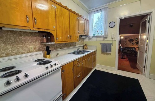 Ironwood House | Curry St. Retreat ~ Your Next UP Getaway!