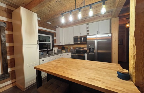 Byrdstown Cabin | Custom 3-bedroom log cabin near 2 marinas on Dale Hollow, Sunset & Star Point.