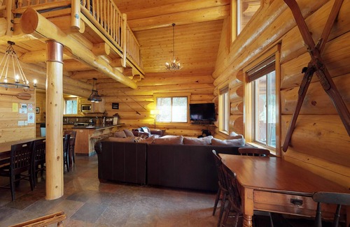 Lakeshore Cabin | Custom-Built Log Cabin w/Huge Deck & Great Location Steps from Huntington Lake