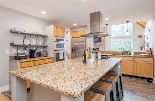 Swannanoa House | Custom-built mountain retreat with hot tub, pool table & gym - 3 acres with pond