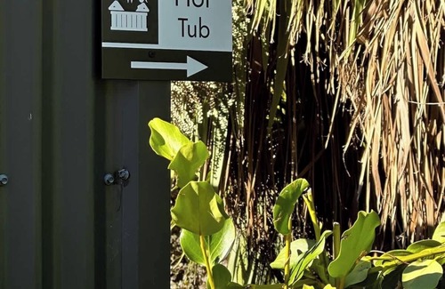 Queenstown Apartment | Custom Cabin - In Town - Hot Tub - Super King Bed
