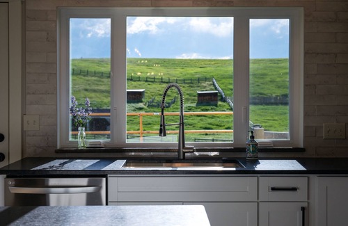 Manhattan House | Custom, Countryside Barndominium for Multi-Family near Bozeman with Hot Tub