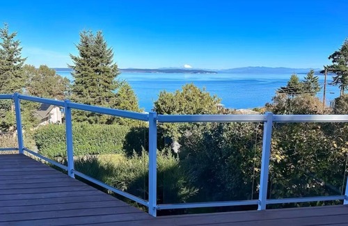Coupeville House | Custom estate with 6 bedrooms, 4+baths, private beach in enchanting Coupeville.