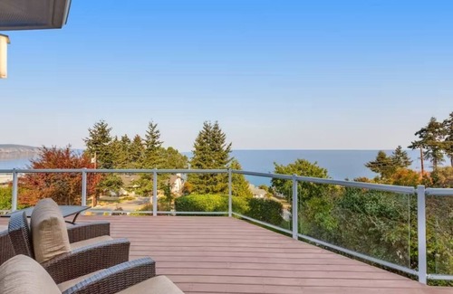 Coupeville House | Custom estate with 6 bedrooms, 4+baths, private beach in enchanting Coupeville.