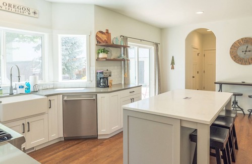 Larkspur House | Custom Home ~ Bonus Room ~ Dog Friendly!