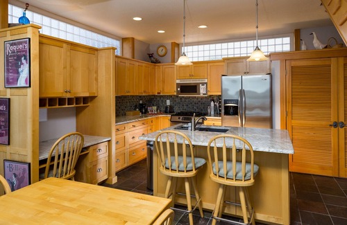 Klamath Falls House | Custom house with majestic Klamath Lake view, hot tub & outdoor space