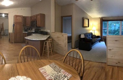 Shingleton House | Custom log home w/Game Rm, fire place. Bar,Weight Rm!, wifi, close to Pic Rocks!
