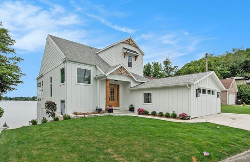 Fennville House | Custom Luxury on Hutchins Lake near Saugatuck, elevator, hot tub, sleeps +17!