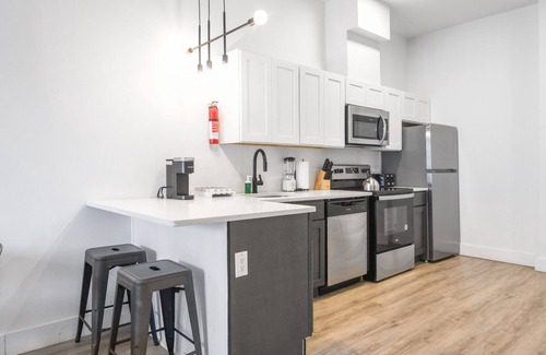 Elizabeth Apartment | Cute 1BR Next to Airport 3722