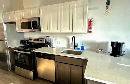 Elizabeth Apartment | Cute 1BR Next to Airport 3188