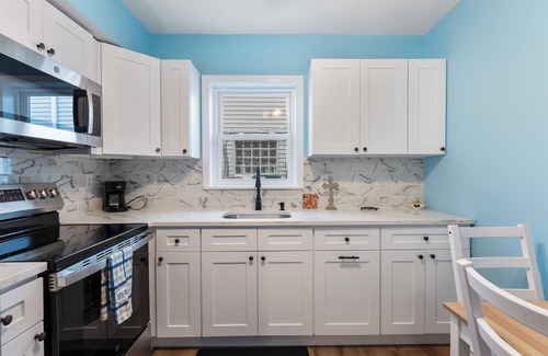 North Wildwood Condo | Cute 2-bedroom condo remodel with pool in North Wildwood 2 Short Block to beach