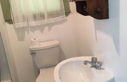 Peaks Island Cottage | Cute 2+ Bedroom Cottage