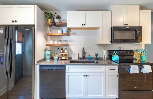 Cooper-Young Historic District House | Cute 2 bedroom pet family friendly great backyard