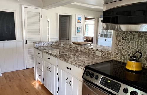 Leland House | Cute 2 BR Cottage +Den, Sleeps 6, One Block from Van’s Beach, Two Blocks to Town