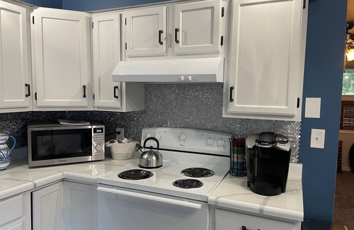 Iowa City House | Cute 3-bedroom house walkable to Kinnick and UIHC