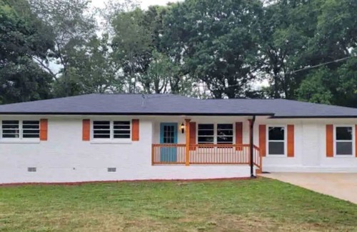 Forest Park House | Cute 3 bedroom near ATL Airport w/King Bed & Den