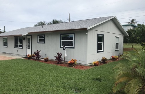 Jensen Beach House | Cute and clean and right next to the Ocean!