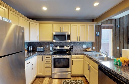 Mammoth Lakes Condo | Cute and cozy 1 br + loft condo with great views in Mammoth Ski & Racquet Club