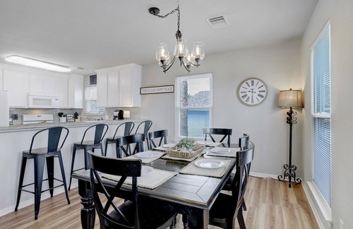 Galveston House | Cute and Cozy Canal Home -Short Distance to the Beach