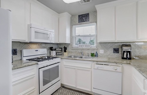 Galveston House | Cute and Cozy Canal Home -Short Distance to the Beach