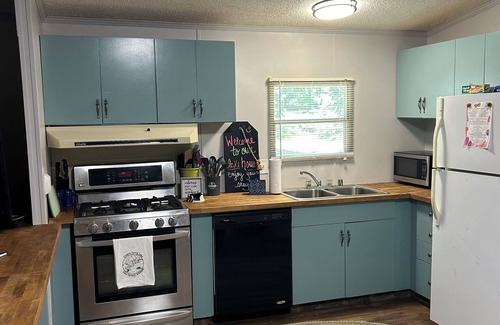 Tumbling Shoals House | Cute and cozy lake house! Sleeps 10! 1 mile from lake access!