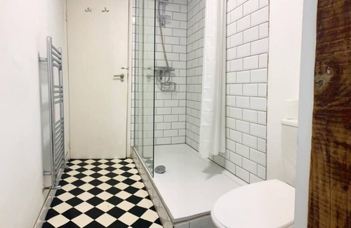 Hampton Wick Apartment | Cute and characterful apartment overlooking historic market square