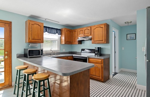 York Beach House | Cute as a button 2 bedroom cottage steps away from 2 Sandy beaches in York Beach