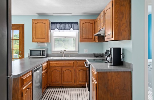 York Beach House | Cute as a button 2 bedroom cottage steps away from 2 Sandy beaches in York Beach