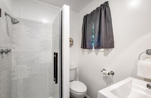 Nahcotta Hotel | Cute as a Clam Cottage Room 5