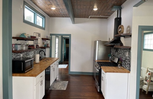San Jacinto House | Cute Beach house 2 blocks from beach!