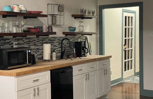San Jacinto House | Cute Beach house 2 blocks from beach!