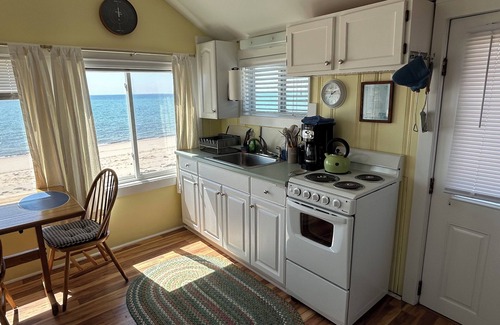 North Truro Cottage | Cute beachfront 1BR unit, amazing sunsets, WIFI and AC.
