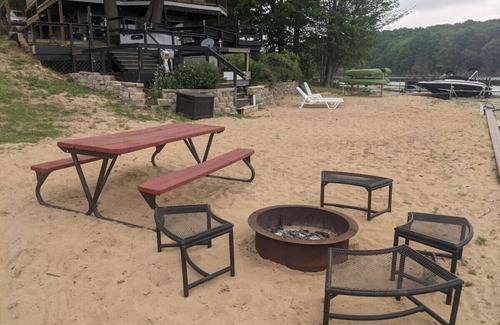 Saugatuck Apartment | Cute Beachfront Guest Unit on Lake