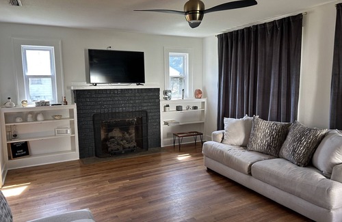 Benton House | Cute Benton 1930's Craftsman Bungalow Walking distance to downtown Benton