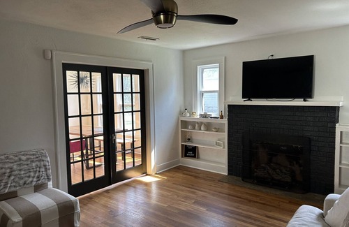 Benton House | Cute Benton 1930's Craftsman Bungalow Walking distance to downtown Benton