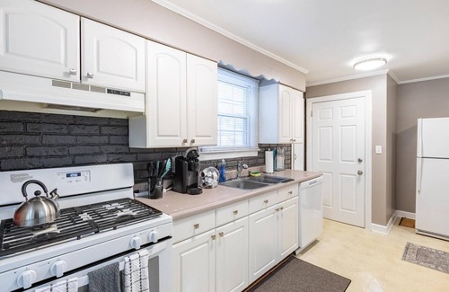 Ypsilanti House | Cute & Bright Depot Town 4BR/2BA Bungalow!