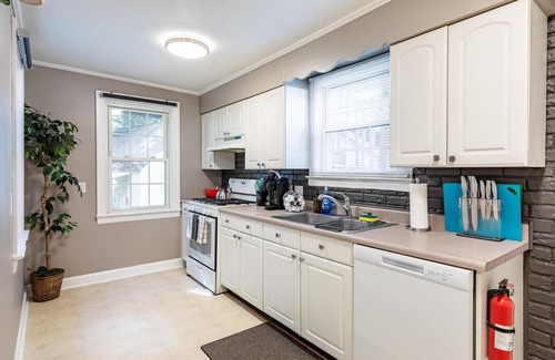 Ypsilanti House | Cute & Bright Depot Town 4BR/2BA Bungalow!