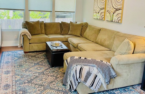 Government Hill House | Cute Bungalow in Government Hill - 5 mins to Pearl & 7 to riverwalk and downtown