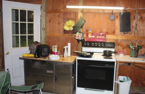 Mears Cabin | Cute cabin and pole building with bathroom facilities and kitchen area